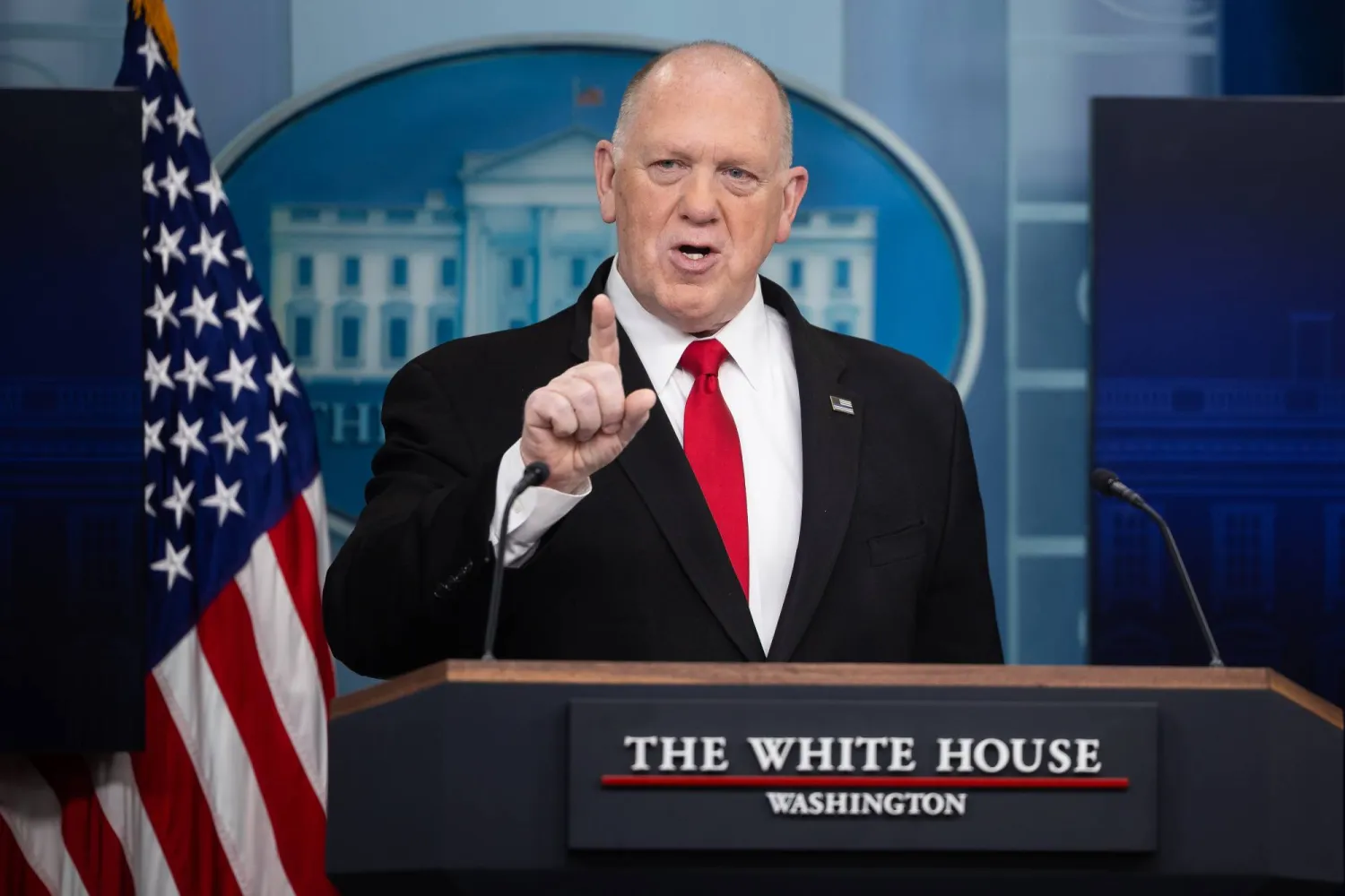 توم هومان مسؤول الحدود في البيت الأبيض يحذر المهاجرين غير النظاميين بمواجهة المحاكمة والسجن ثم الترحيل (إ.ب.أ)