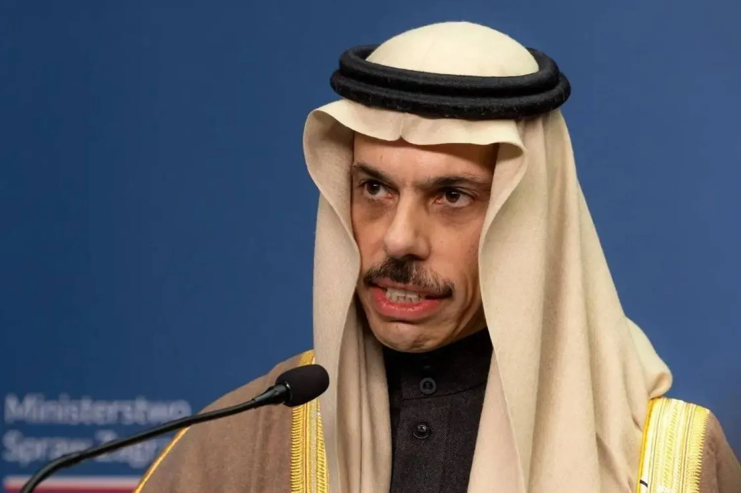 وزير الخارجية السعودي الأمير فيصل بن فرحان خلال المؤتمر الصحافي مع نظيره البولندي رادوسلاف سيكورسكي في وارسو (واس)