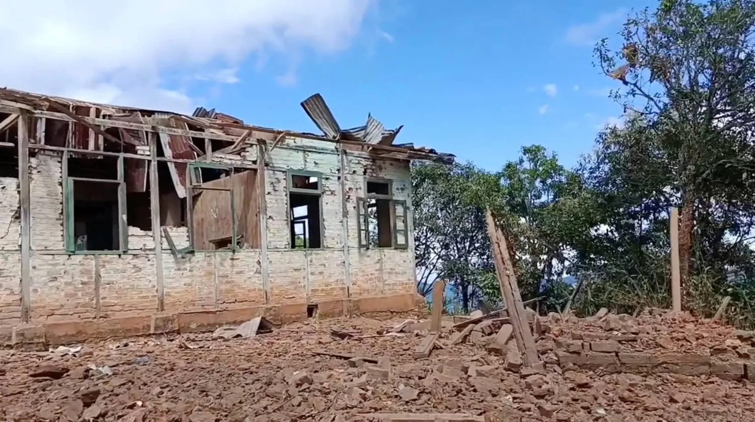 لقطة من فيديو على وسائل التواصل الاجتماعي نُشر في 13 أكتوبر 2025 يظهر مدرسة في فانها بميانمار بعد قصفها بطائرة عسكرية (رويترز)