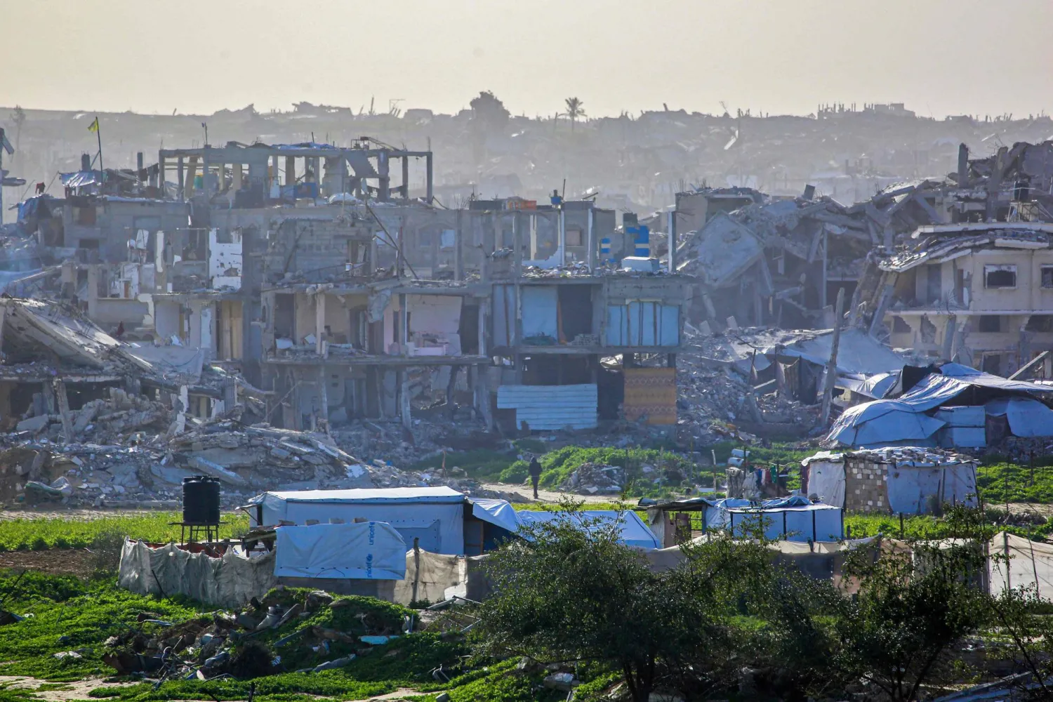 صورة تظهر مباني مدمرة في خان يونس جنوب قطاع غزة... 25 يناير 2026 (أ.ف.ب)