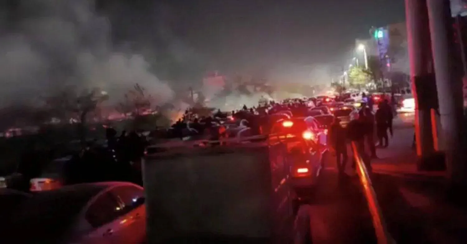 İran'ın Meşhed kentinde hükümet karşıtı protestocular toplanırken yükselen dumanlar. Bu fotoğraf, 10 Ocak 2026'da sosyal medyada yayınlanan bir videodan alındı (Reuters)