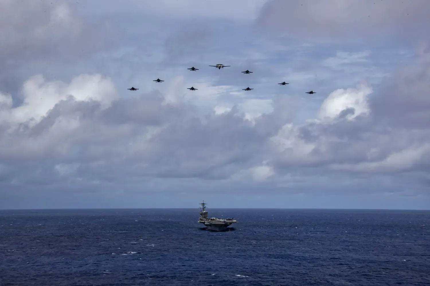 ABD 9. Hava Kuvvetleri'ne ait bir savaş uçağı filosu, 8 Ocak 2026'da Pasifik Okyanusu'ndaki Nimitz sınıfı uçak gemisi USS Abraham Lincoln'ün üzerinde uçuyor. (ABD ordusu)