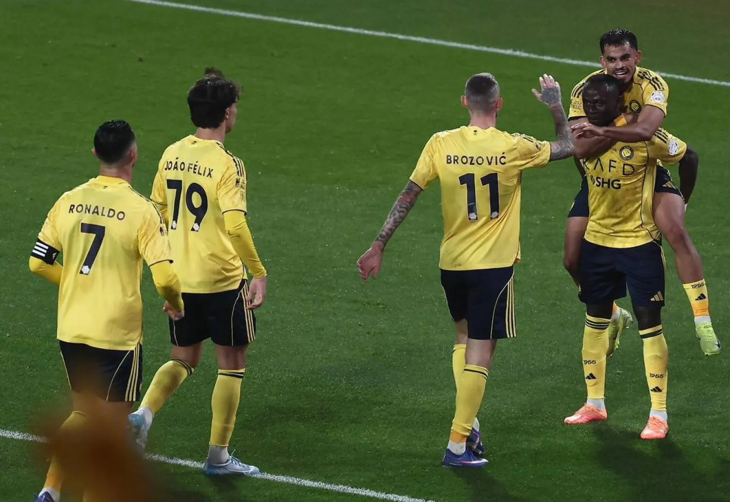 نجح النصر بانتصاره في تقليص الفارق مع المتصدر الهلال إلى 5 نقاط (نادي النصر) 