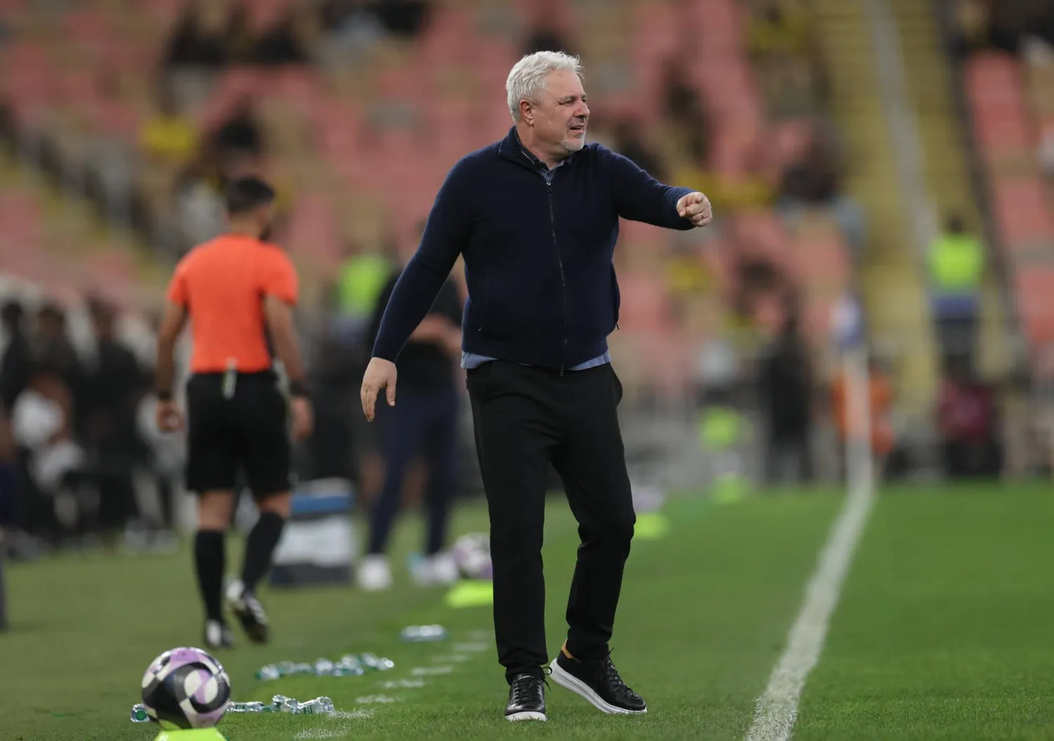 الروماني ماريوس سوموديكا المدير الفني للأخدود (تصوير: عدنان مهدلي)