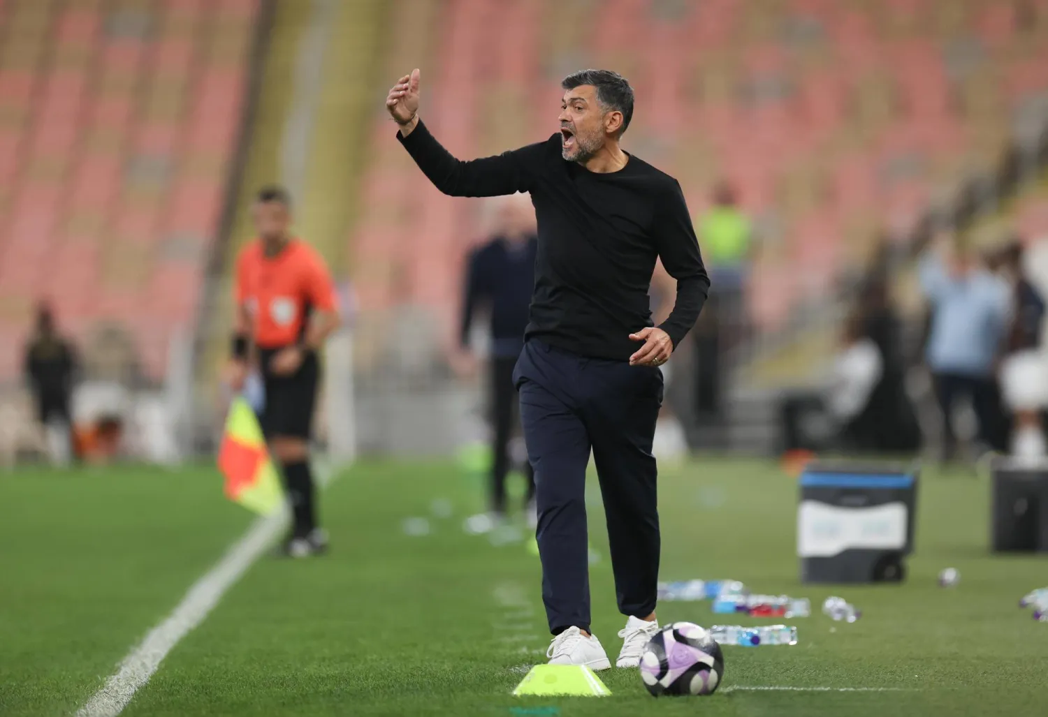 البرتغالي سيرجيو كونسيساو المدير الفني للاتحاد (تصوير: عدنان مهدلي)