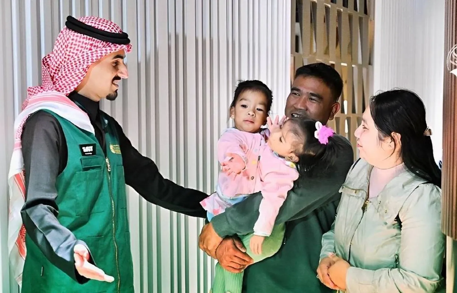 التوأم الملتصق الفلبيني «أوليفيا وجيانا» برفقة ذويهما لدى وصولهم إلى الرياض (مركز الملك سلمان للإغاثة)