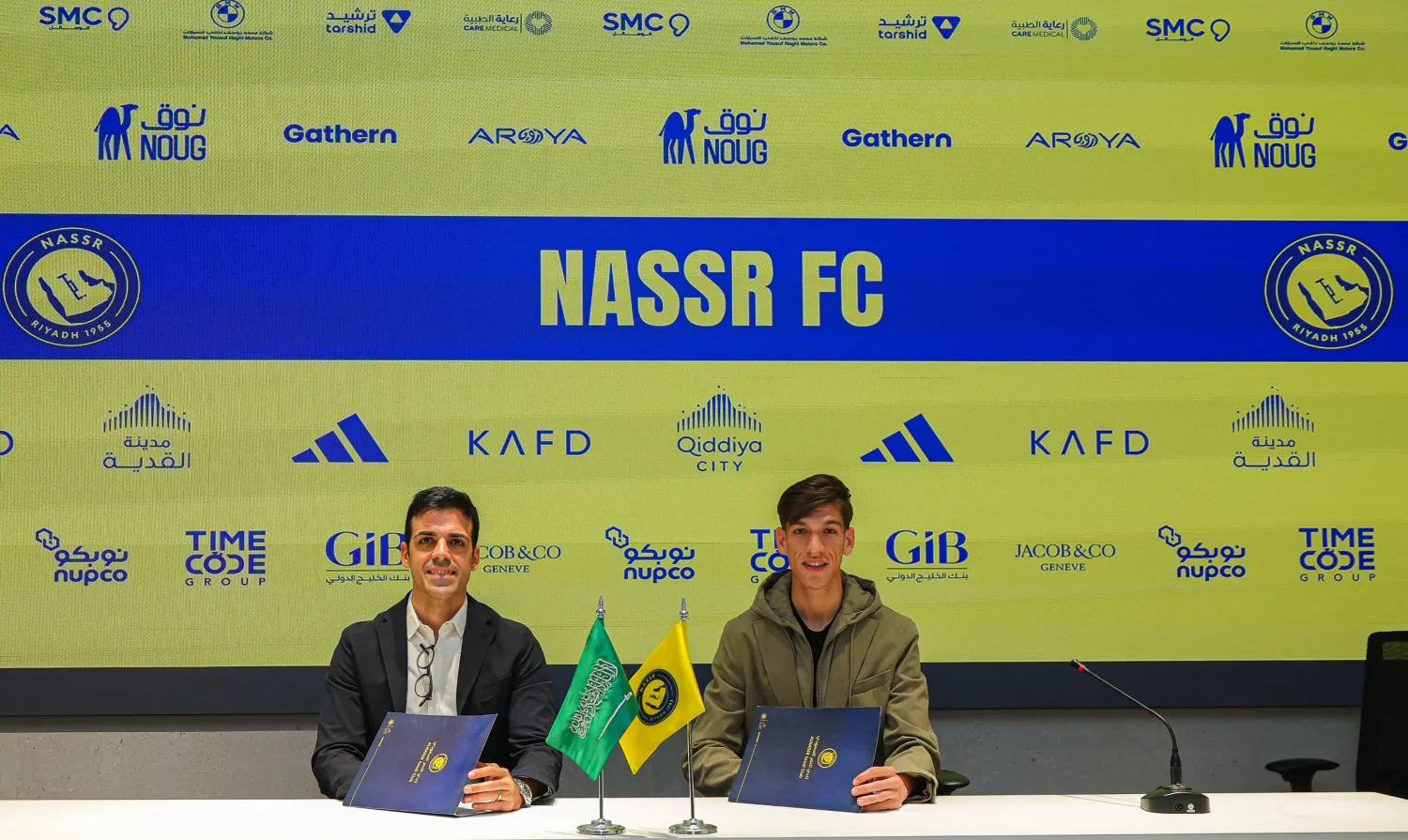 جانب من مراسم توقيع حيدر للنصر (نادي النصر)