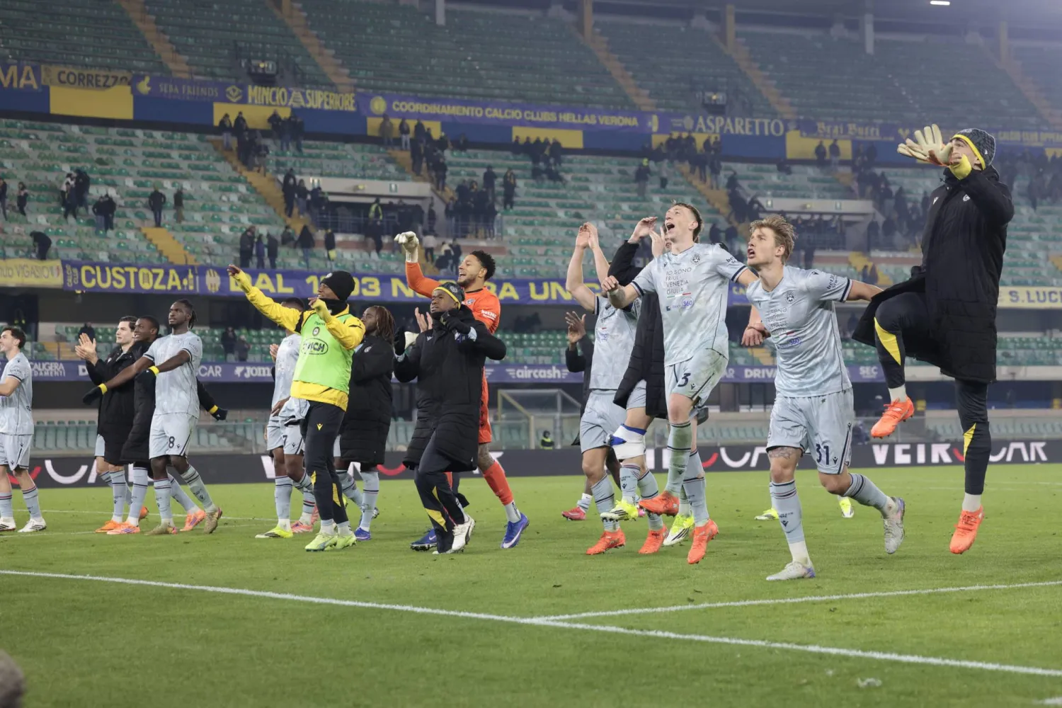 لاعبو أودينيزي يحيون جماهيرهم الزائرة بعد الفوز على فيرونا (إ.ب.أ)