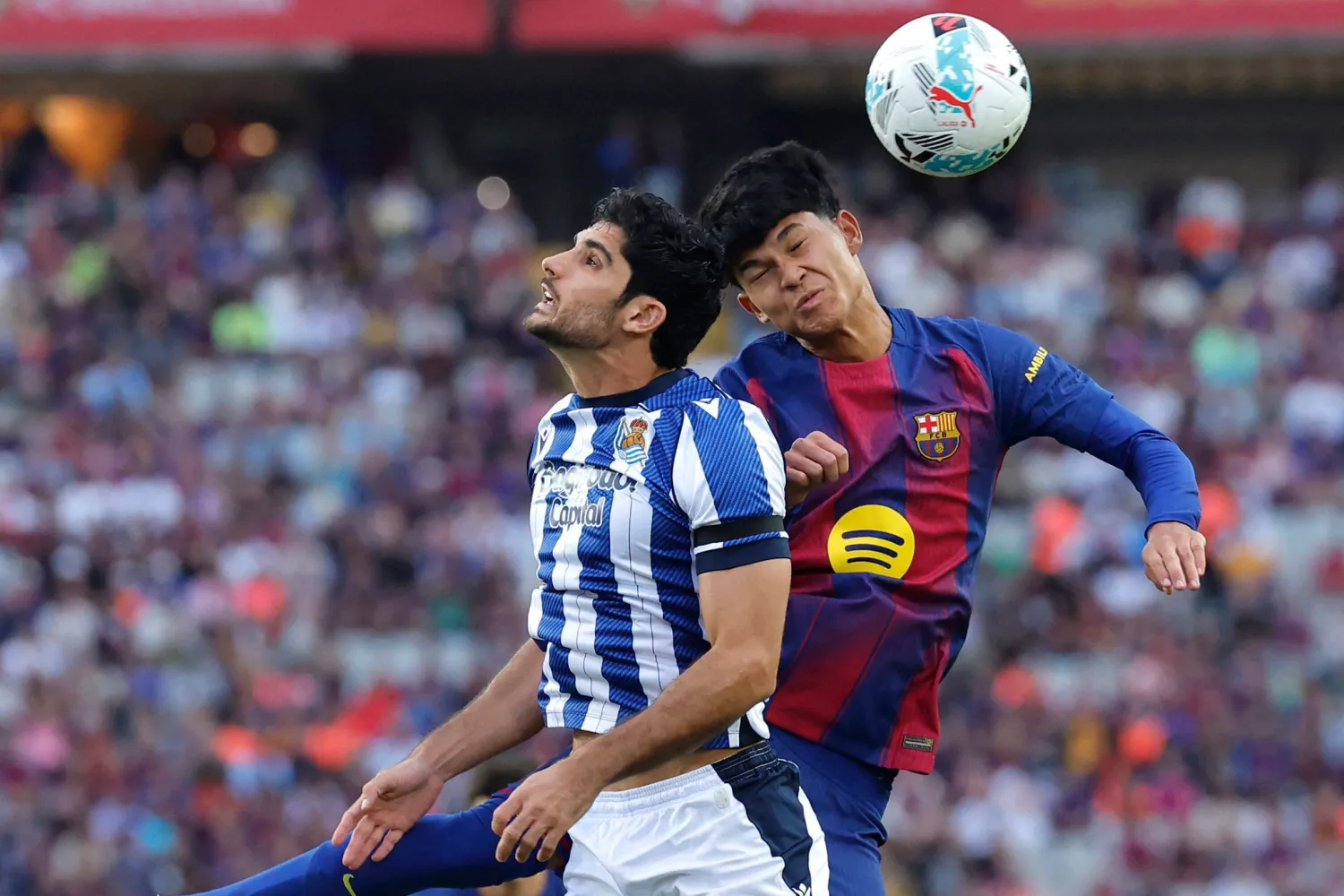 لاعب وسط الميدان الهجومي درو فرنانديز (يمين) وقّع لباريس (أ.ف.ب)