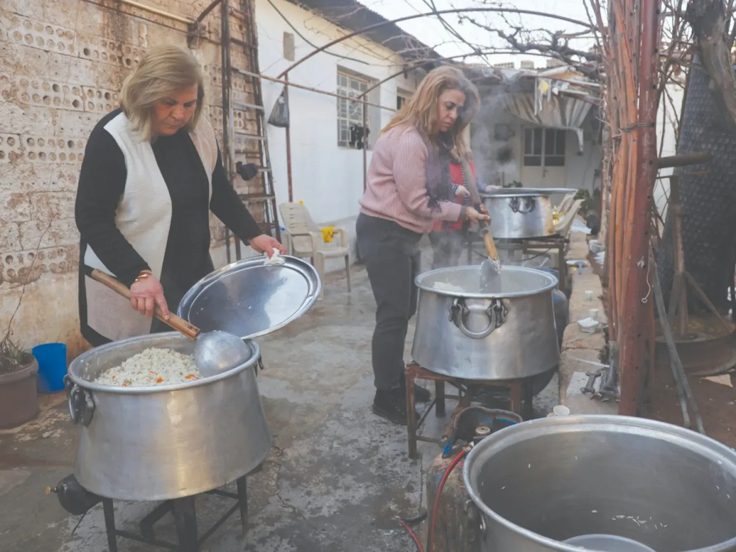 Kamışlı'da dün yerinden edilmiş ailelere dağıtılacak yiyeceklerin hazırlanıyor (AP)