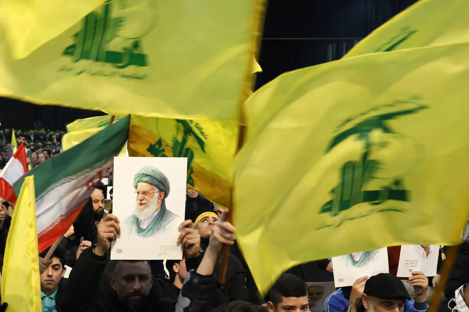  A Hezbollah supporter carries a portrait of the Iranian Supreme Leader Ali Khamenei during a rally in solidarity with Iran in Beirut's southern suburb, Lebanon, 26 January 2026. (EPA)