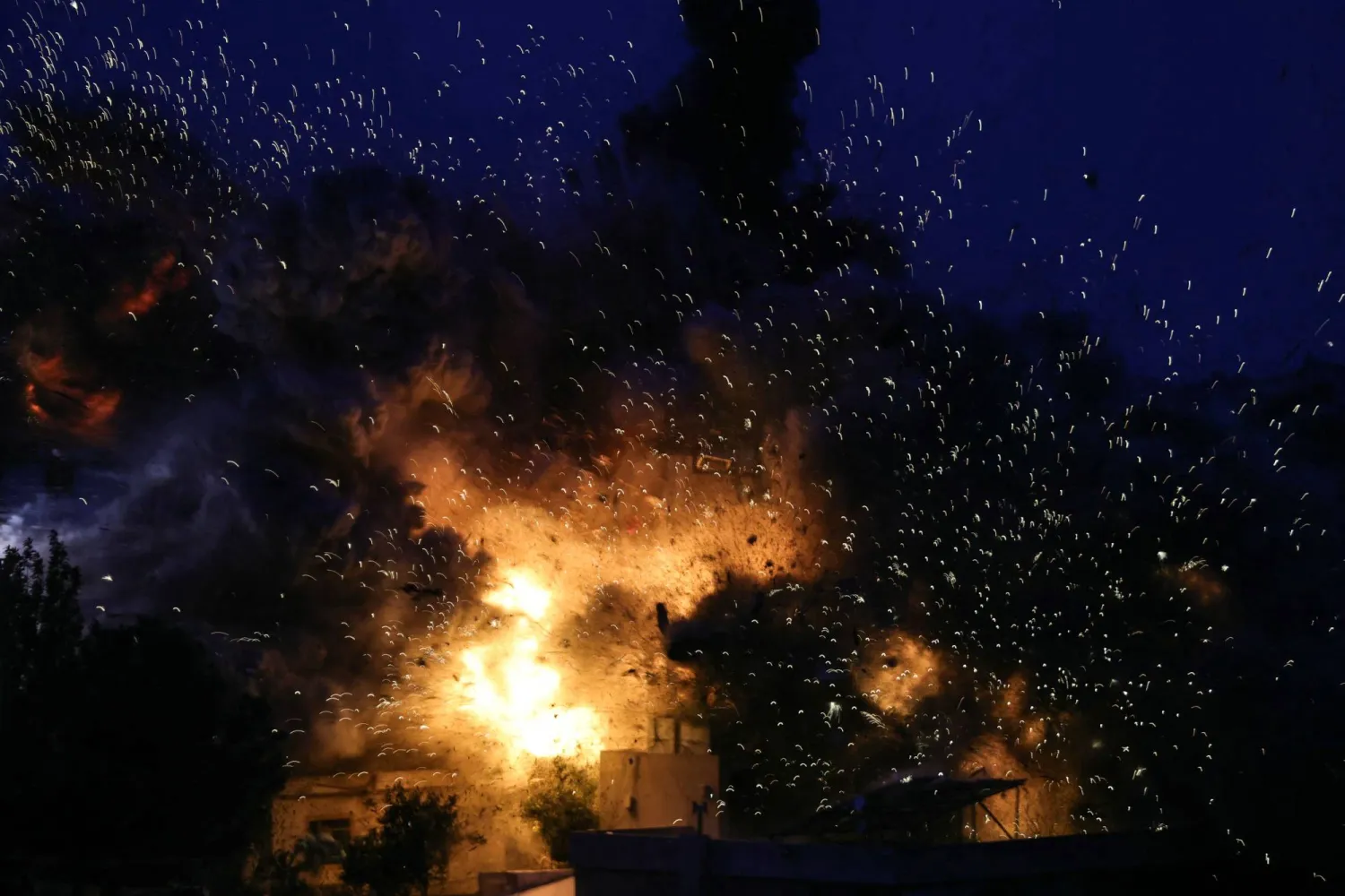 تصاعد الدخان جراء غارات إسرائيلية على جنوب لبنان (أ.ف.ب)