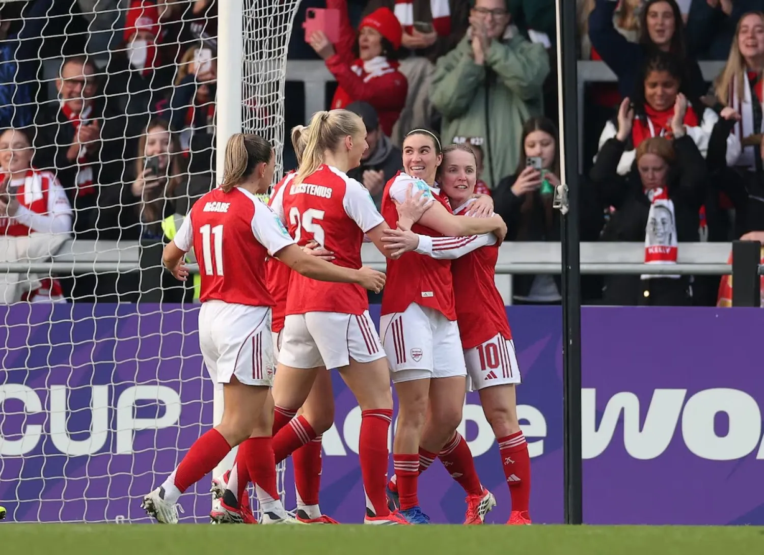 يستعد نادي آرسنال الإنجليزي بطل أوروبا للسيدات لمواجهة مرتقبة أمام فريق الجيش الملكي المغربي (رويترز)