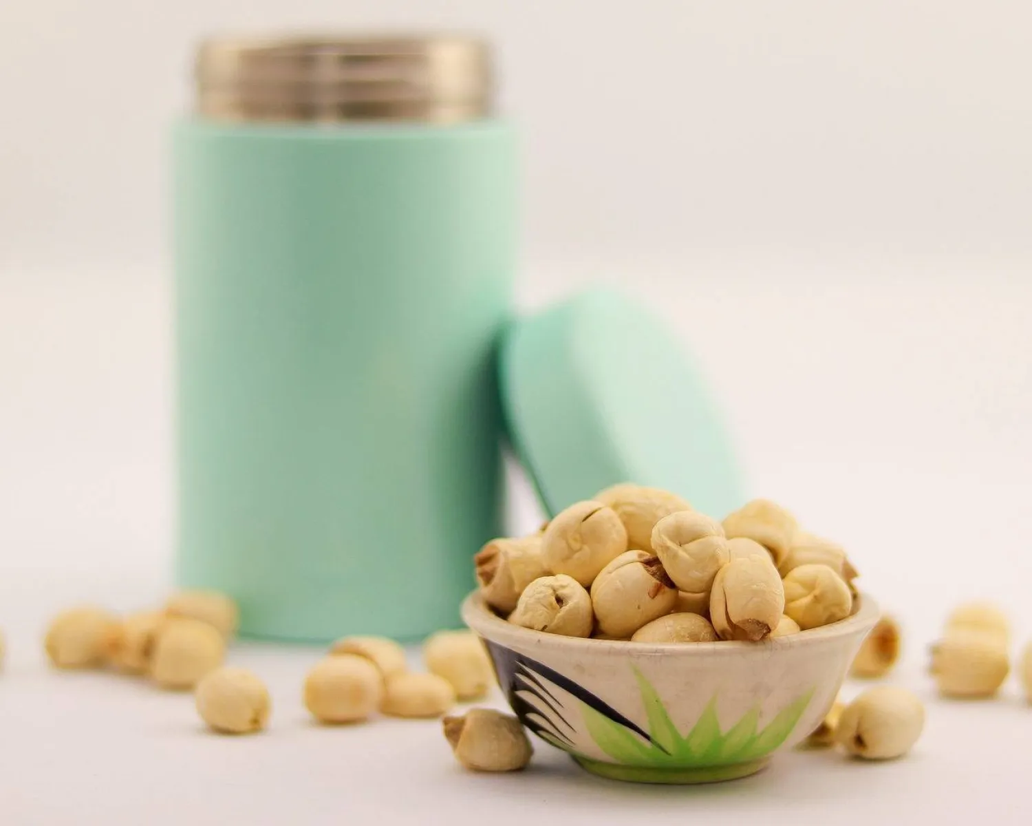 يمكن تناول بذوراللوتس نيئة أو محمصة أو مطحونة (بيكساباي)