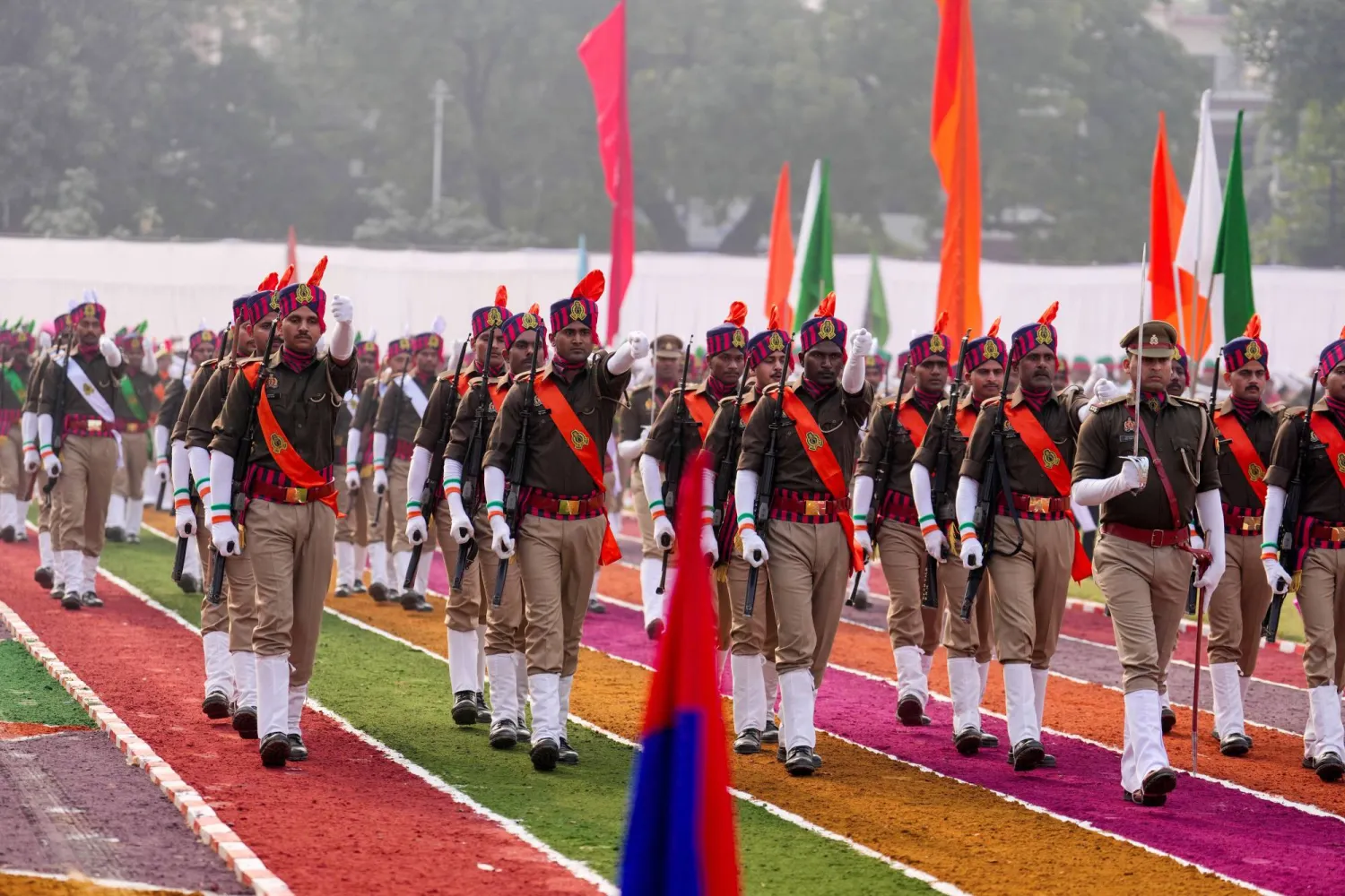 أفراد من شرطة ولاية أوتار براديش يحضرون عرض يوم الجمهورية بساحة خط الشرطة في براياغراج بالهند (أ.ب)