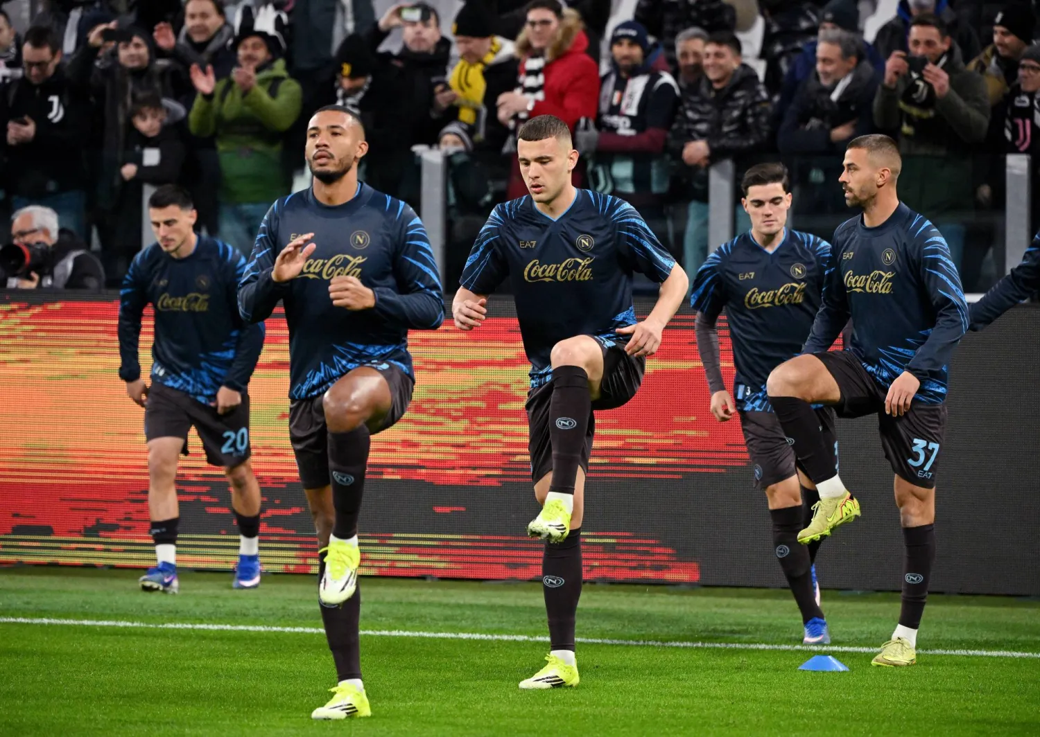 يقف نابولي على حافة الإقصاء إذ يخوض مواجهة مصيرية أمام تشيلسي الإنجليزي (رويترز)