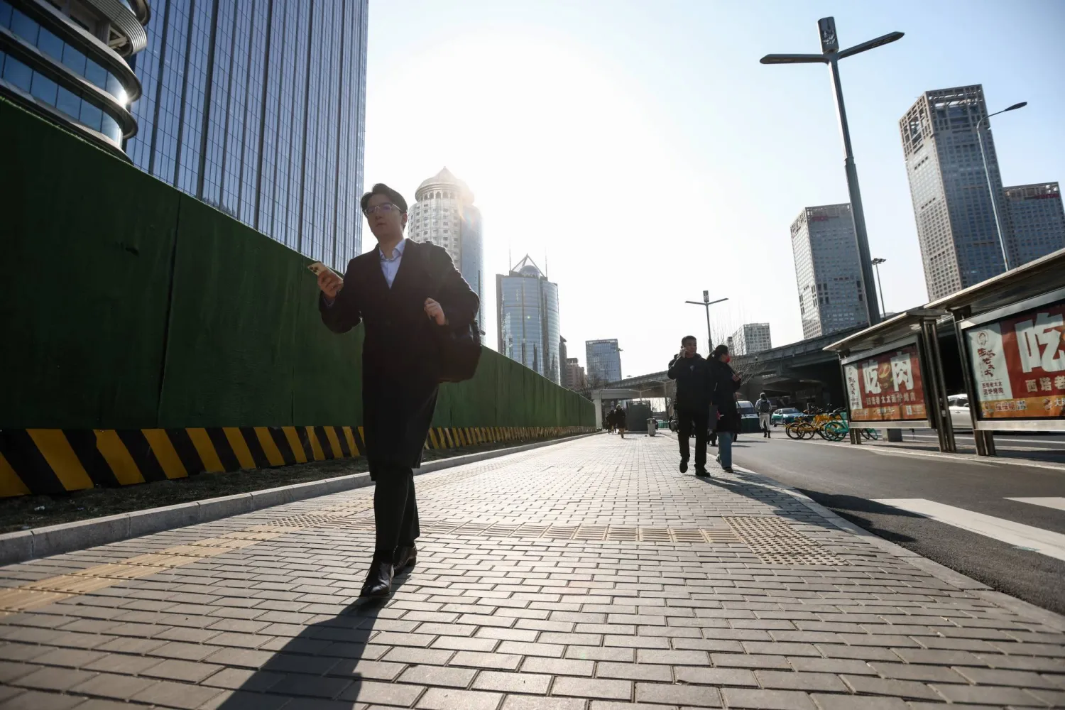 مشاة بشارع بالحي المالي في العاصمة الصينية بكين (إ ب.أ)