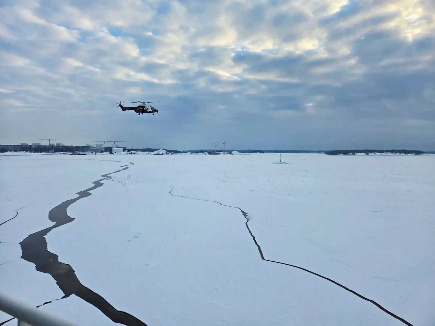 بحر البلطيق المتجمد بالقرب من هلسنكي (رويترز) 