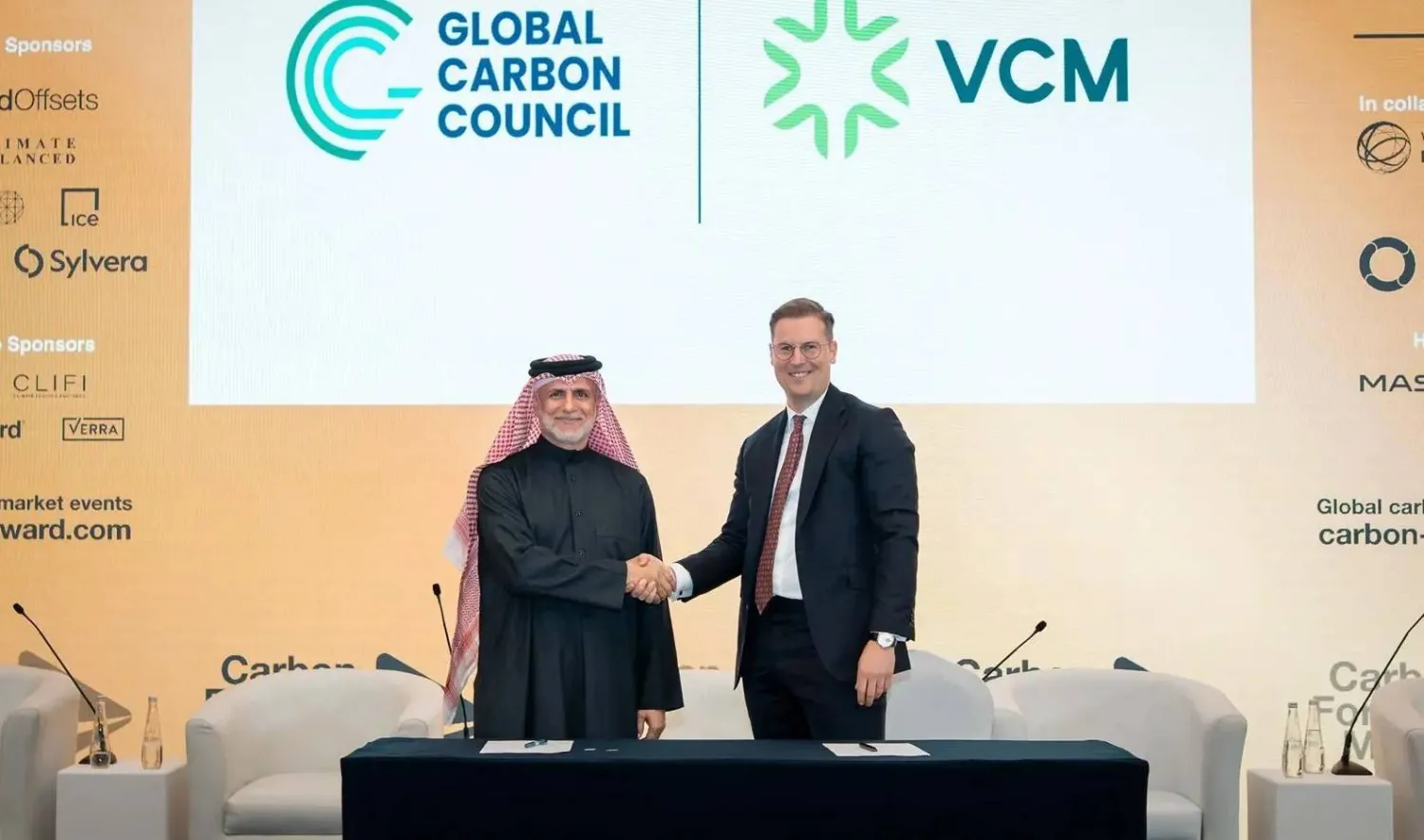 خلال توقيع الشراكة بين «سوق الكربون الطوعية» و«المجلس العالمي للبصمة الكربونية» (واس)