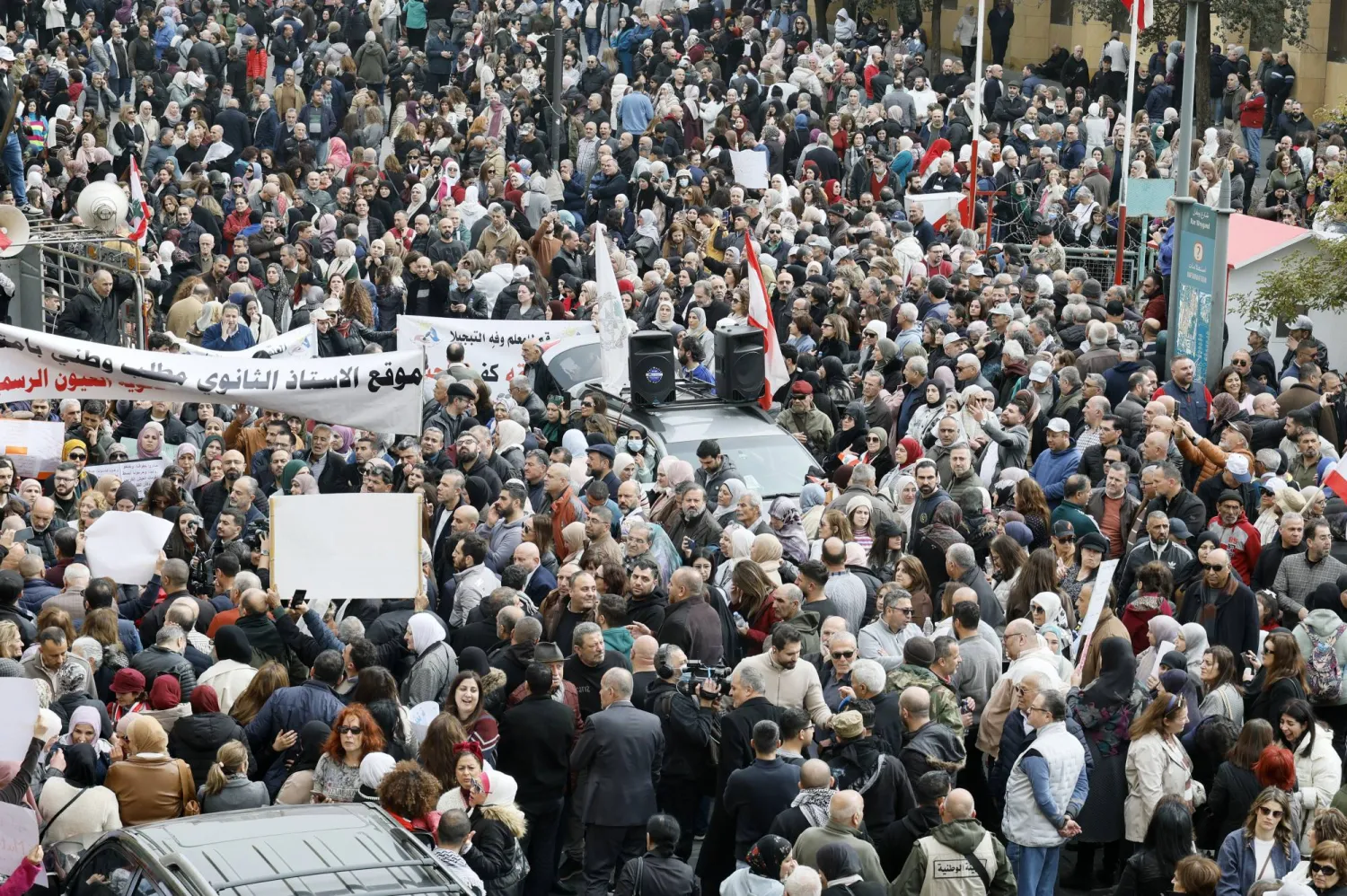 عسكريون متقاعدون وموظفون في القطاع العام يشاركون في احتجاجات واسعة في وسط بيروت بالتزامن مع مناقشة البرلمان لمشروع الموازنة (إ.ب.أ)