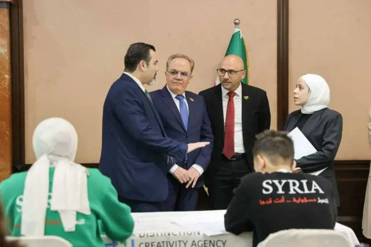 د. محمد عبد الرحمن تركو وزير التربية السوري (يسار) مع د. مروان الحلبي وزير التعليم العالي والبحث العلمي ورئيس هيئة التميز والإبداع د. شادي العظمة خلال التصفيات النهائية لـ«الأولمبياد العلمي السوري» لموسم 2025 - 2026 (إكس)