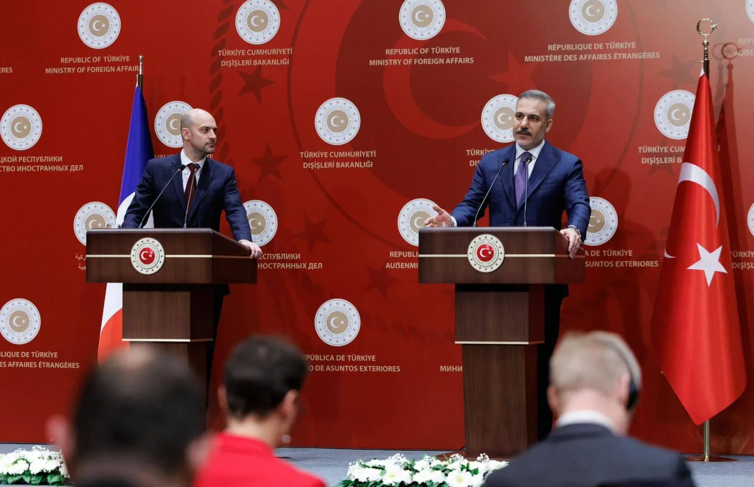وزير الخارجية التركي هاكان فيدان ونظيره الفرنسي جان نويل بارو خلال مؤتمر صحافي في أنقرة الثلاثاء (الخارجية التركية)