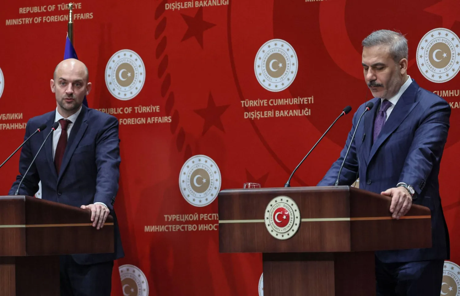 وزيرا الخارجية التركي هاكان فيدان والفرنسي جان نويل بارو خلال مؤتمر صحافي مشترك عقب مباحثاتهما في أنقرة الثلاثاء (أ.ف.ب)