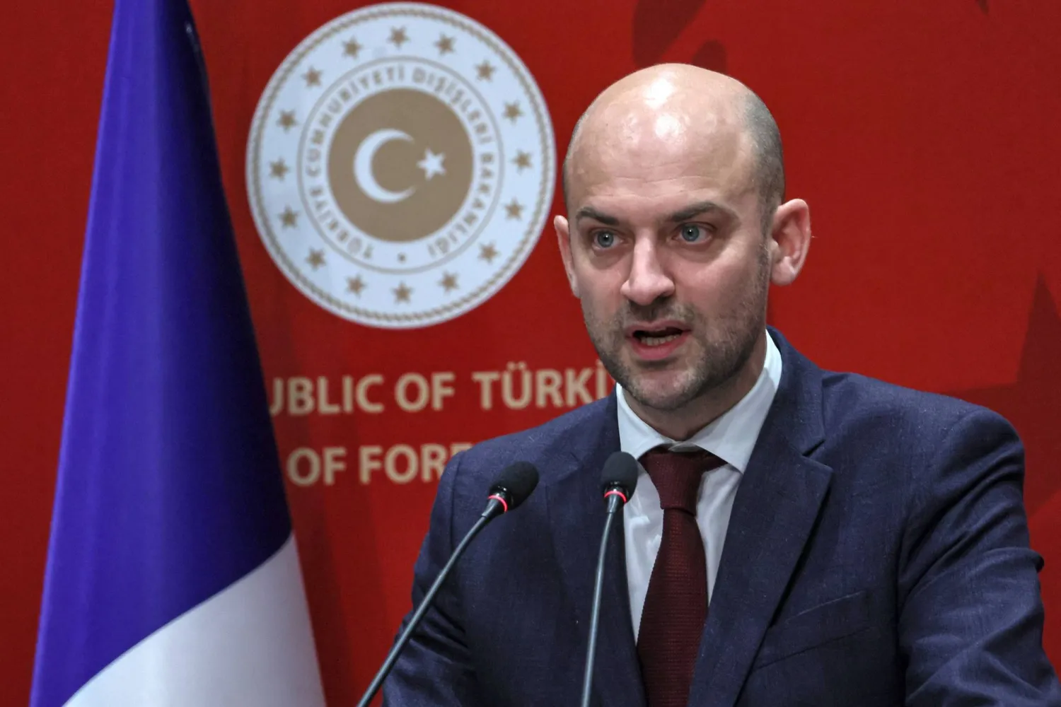 وزير الخارجية الفرنسي جان نويل بارو يتحدث خلال مؤتمر صحافي مع نظيره التركي بأنقرة في 27 يناير 2026 (أ.ف.ب)
