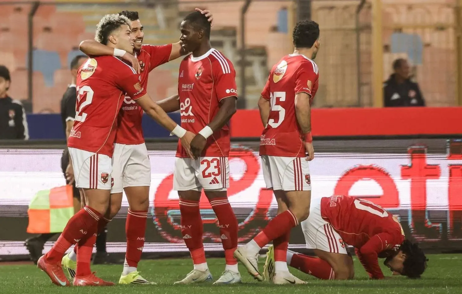 احتفالية لاعبي الأهلي بالثلاثية في مرمى دجلة (النادي الأهلي)