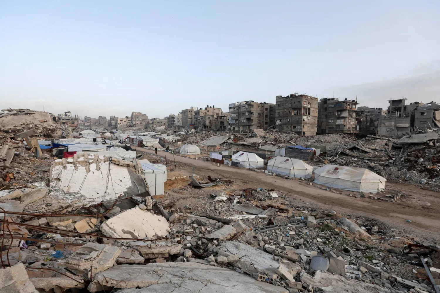 مخيم يؤوي فلسطينيين نازحين وسط أنقاض مبانٍ دمرتها الحرب... مدينة غزة 27 يناير 2026 (رويترز)