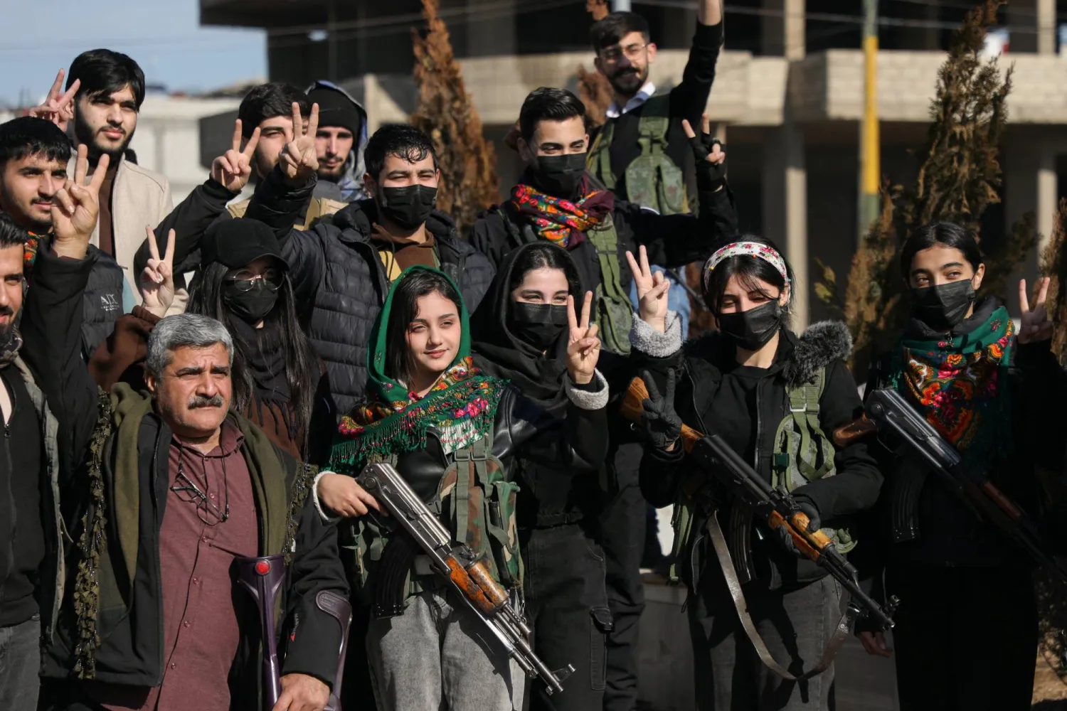 متطوعون أكراد يحملون السلاح في القامشلي (رويترز) 