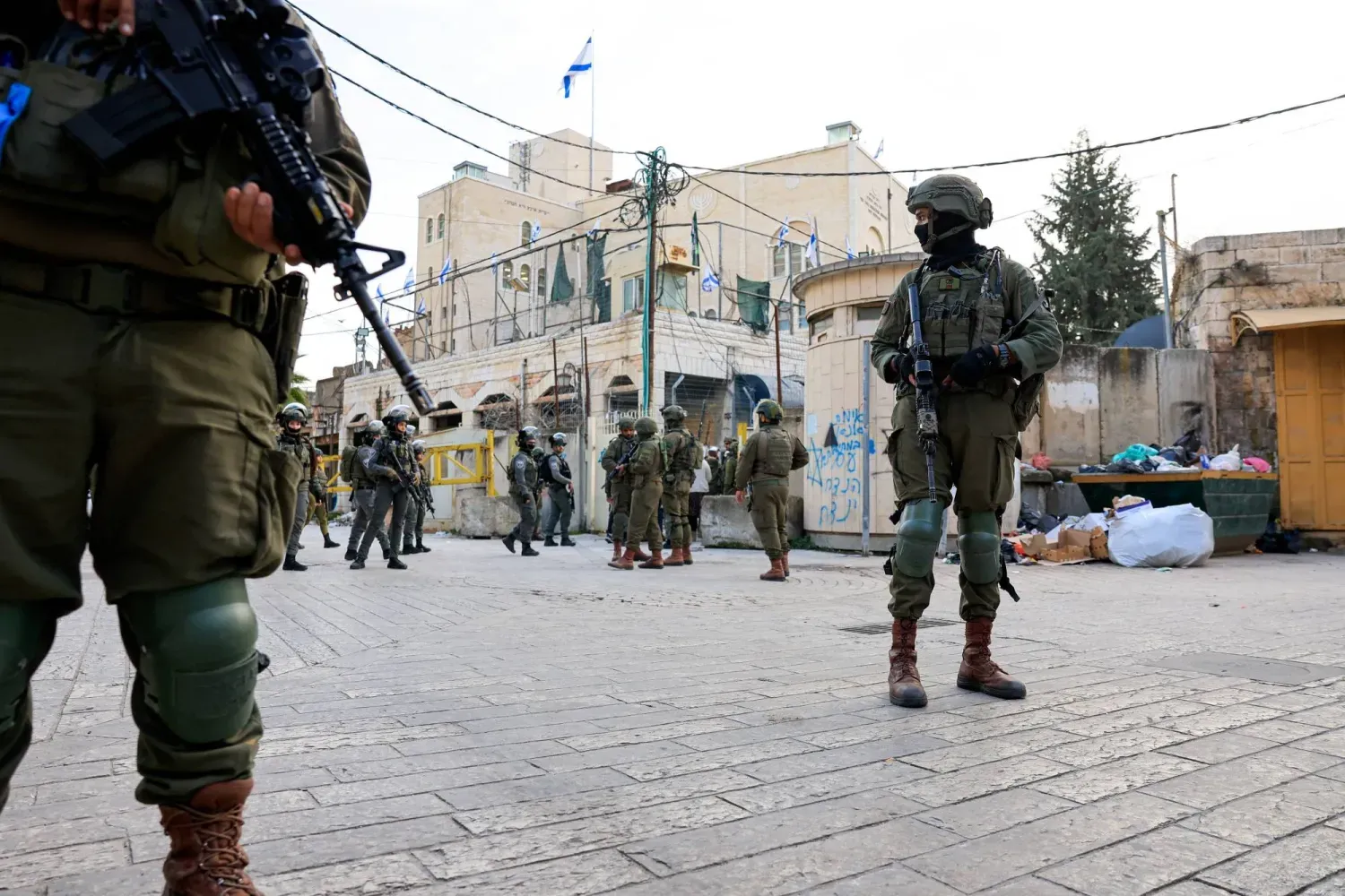 Hebron'daki İsrail askerleri (Reuters)