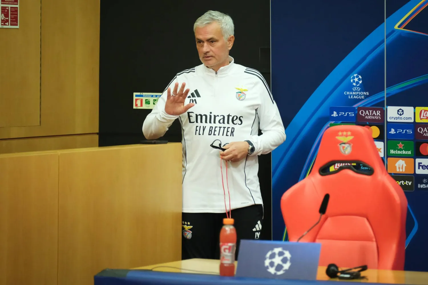 جوزيه مورينيو مدرب بنفيكا (إ.ب.أ)