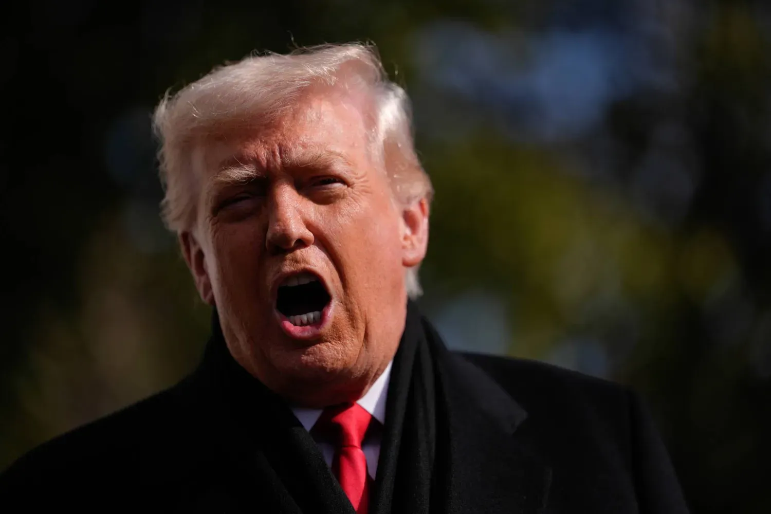 ABD Başkanı Donald Trump, Beyaz Saray'ın Güney Çimliği'nde gazetecilere açıklama yapıyor (EPA)