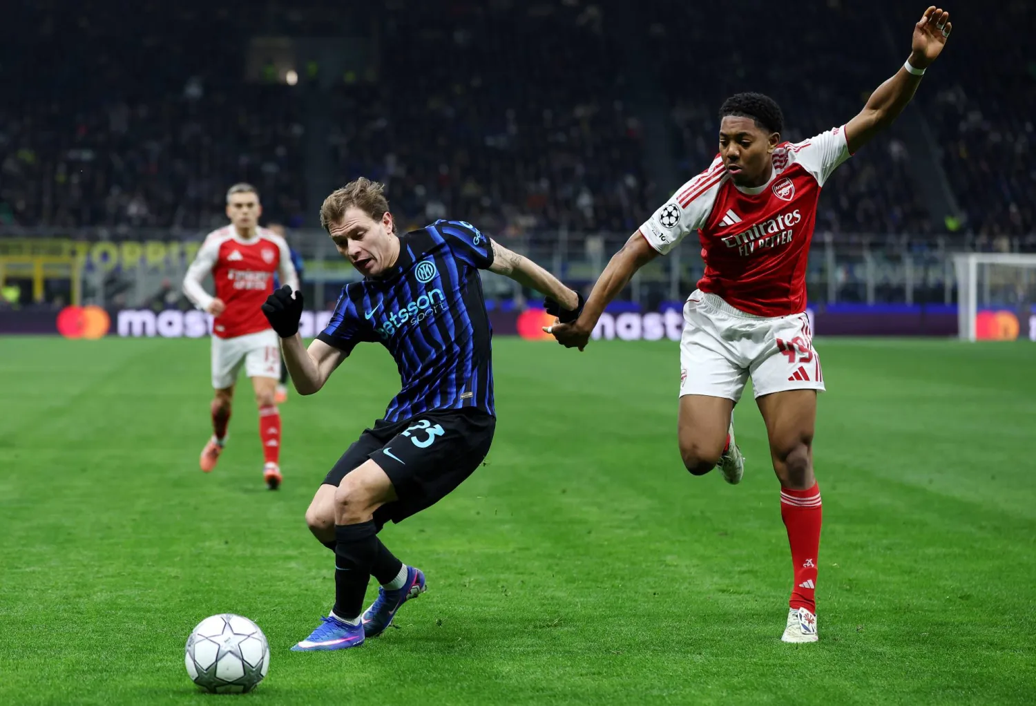 نيكولو باريلا «يسار» يغيب عن إنتر في مواجهة دورتموند (د.ب.أ) 