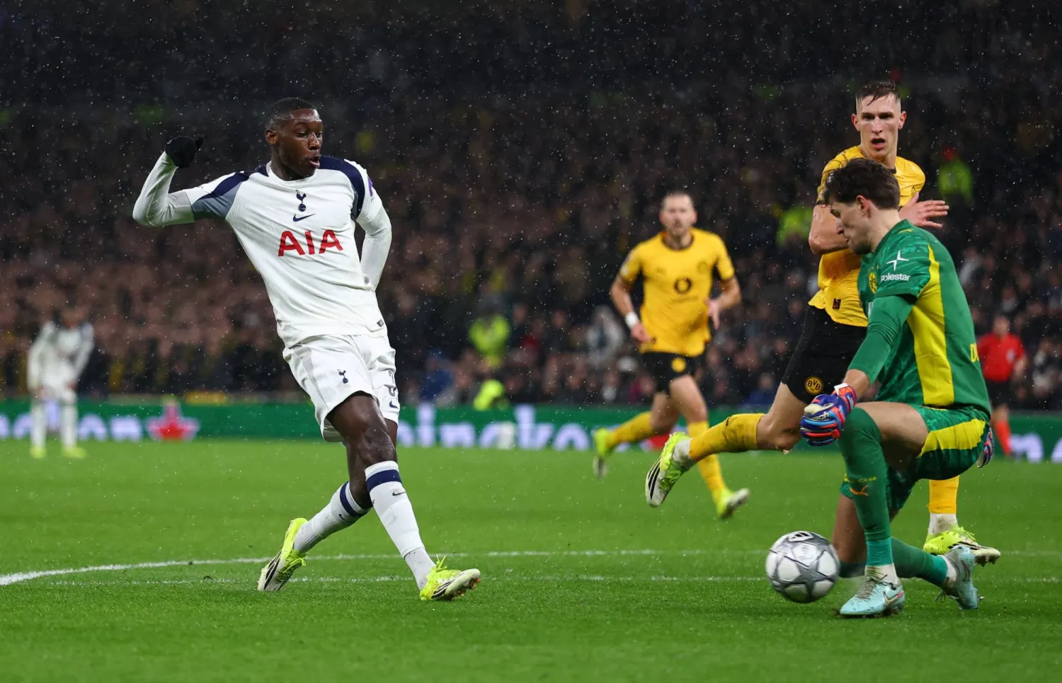 راندال كولو مواني «يسار» تعرض لحادث بسيط (رويترز)