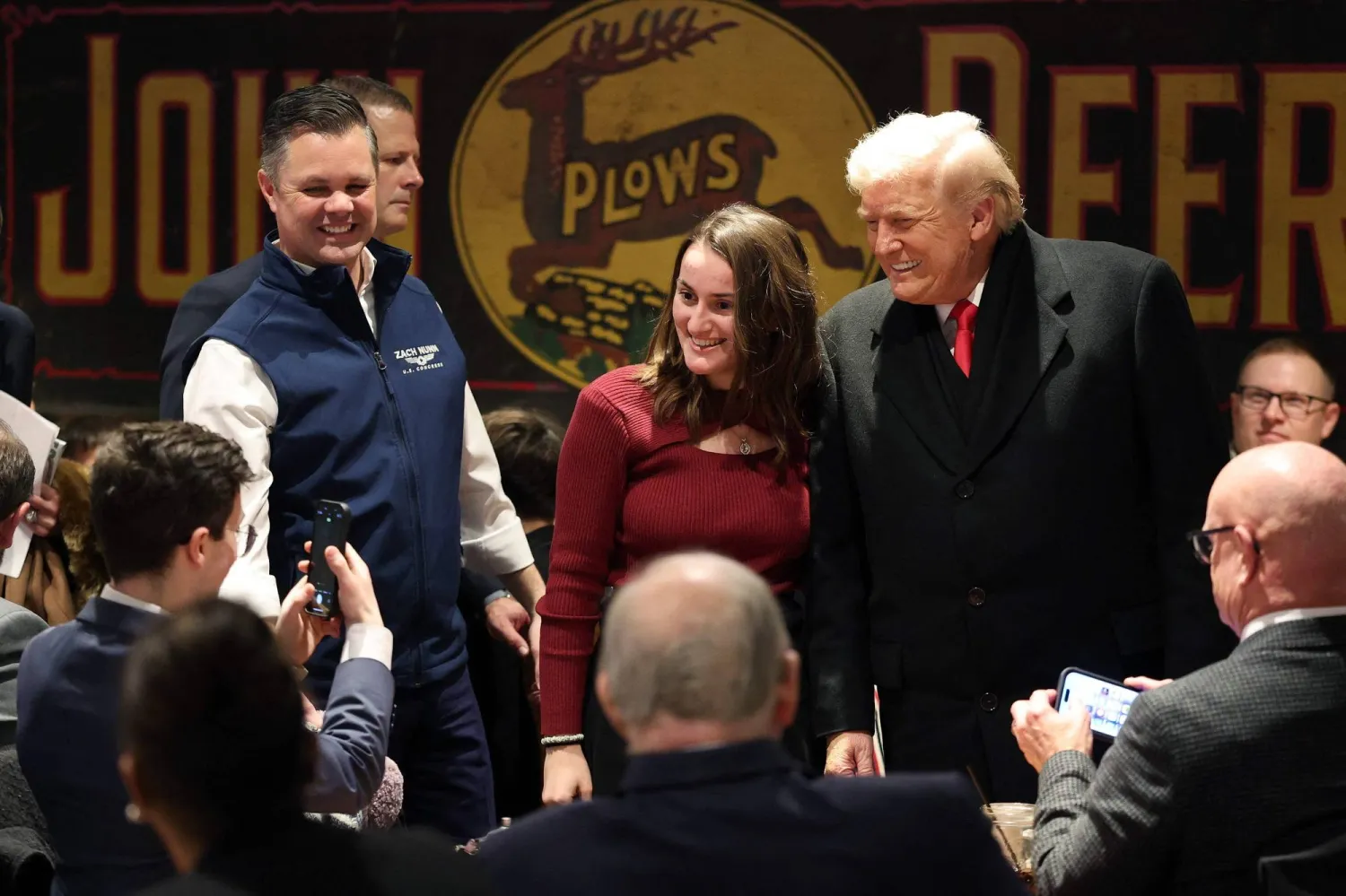 الرئيس الأميركي دونالد ترمب يزور مطعماً في أوربندايل بولاية أيوا (أ.ف.ب)