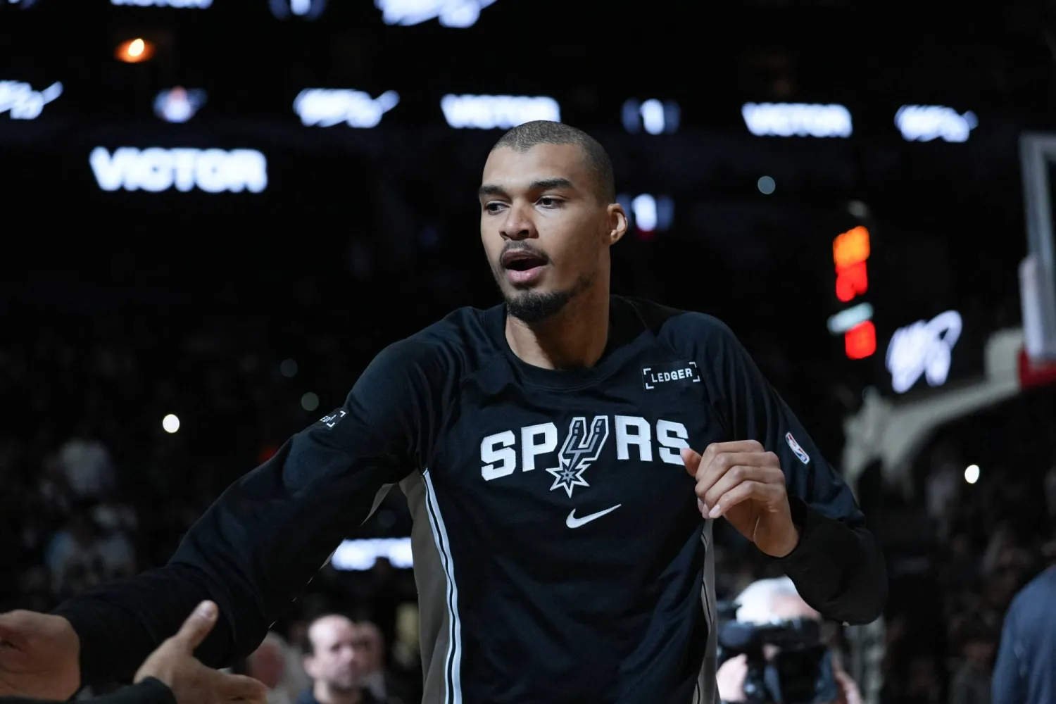 نجم سان أنطونيو سبيرز الفرنسي فيكتور ويمبانياما (رويترز)