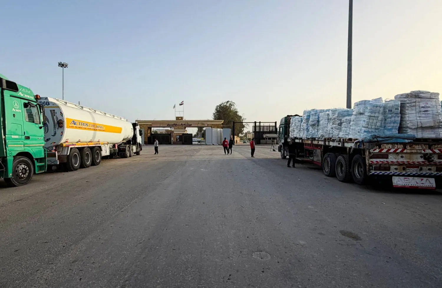 Refah sınır kapısının Mısır tarafında gıda ve tıbbi malzeme yüklü olarak bekleyen kamyonlar, (Reuters)