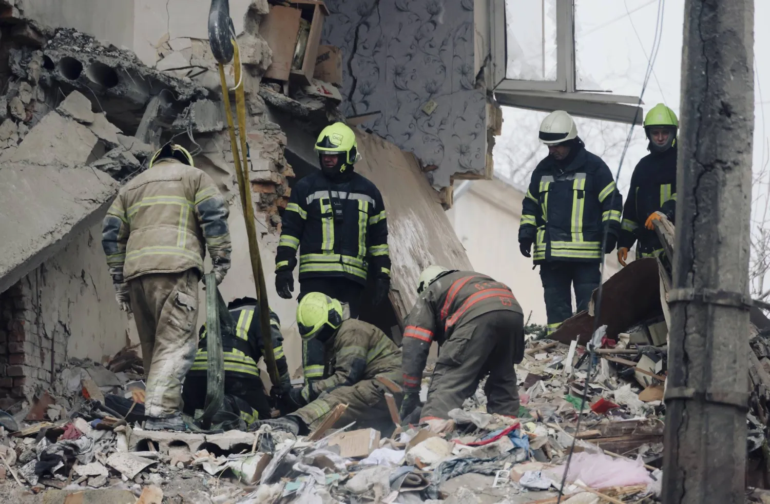 رجال إنقاذ في موقع استهدفته غارة روسية بمنطقة أوديسا (رويترز)