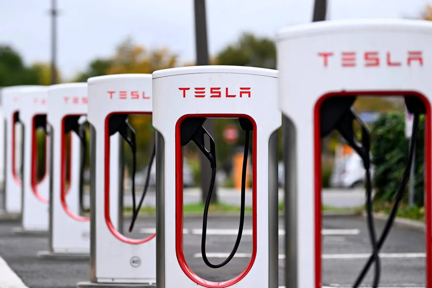 محطات شحن كهربائية لسيارات تسلا في مركز تسوق في بوكوم غرب ألمانيا (أ.ف.ب)