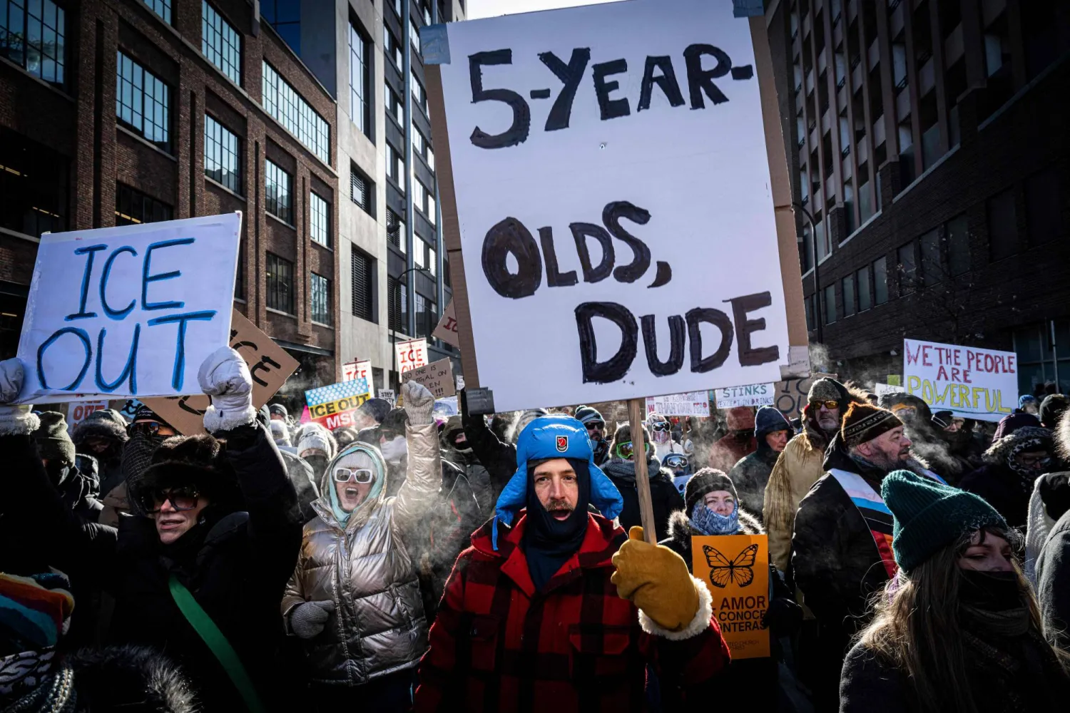 متظاهرون يرفعون لافتات تندد باحتجاز الطفل ليام كونخو راموس البالغ من العمر خمس سنوات في مينيسوتا (أ.ف.ب)