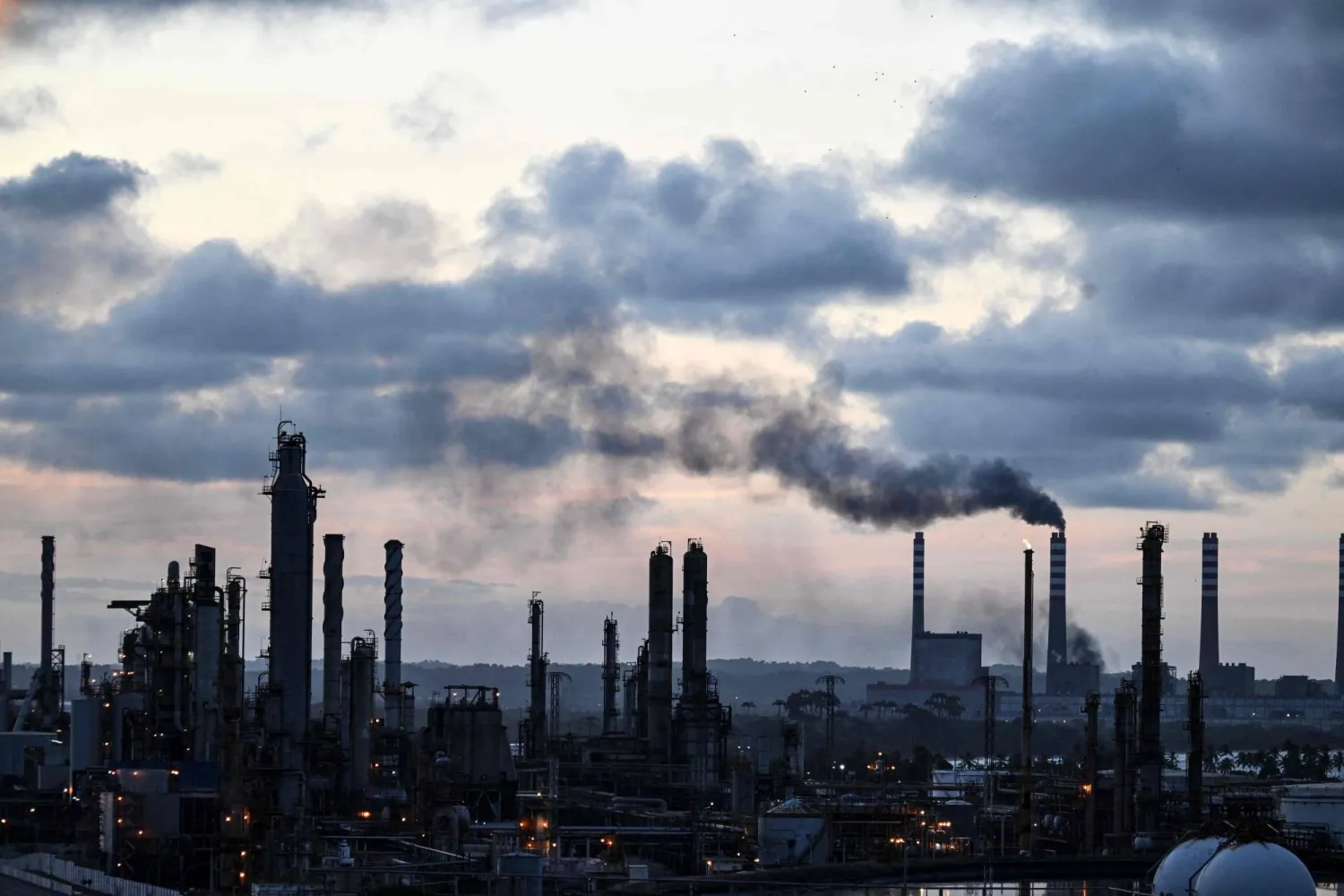 مصفاة إل باليتو في بويرتو كابيلو، ولاية كارابوبو، فنزويلا (أ.ف.ب)