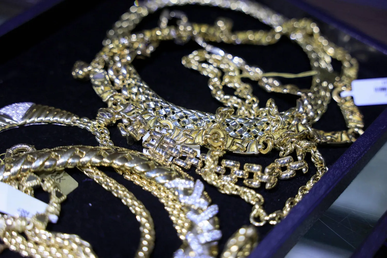 مجوهرات ذهبية في متجر للمجوهرات في بورصة المجوهرات الدولية (أ.ف.ب)