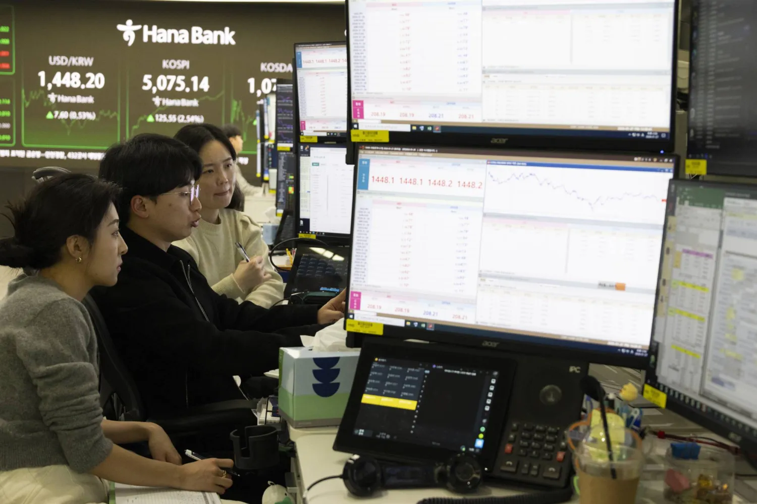 وسطاء يعملون أمام شاشات التداول في بنك «هانا» بكوريا الجنوبية (إ.ب.أ)