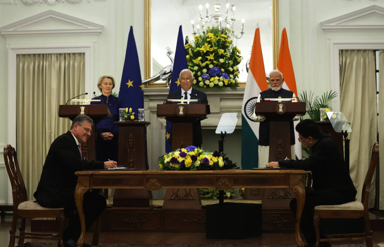 رئيسة المفوضية الأوروبية أورسولا فون دير لاين ورئيس المجلس الأوروبي أنطونيو لويس سانتوس دا كوستا ورئيس الوزراء الهندي ناريندرا مودي خلال حضورهم توقيع اتفاق التجارة الحرة (إ.ب.أ)