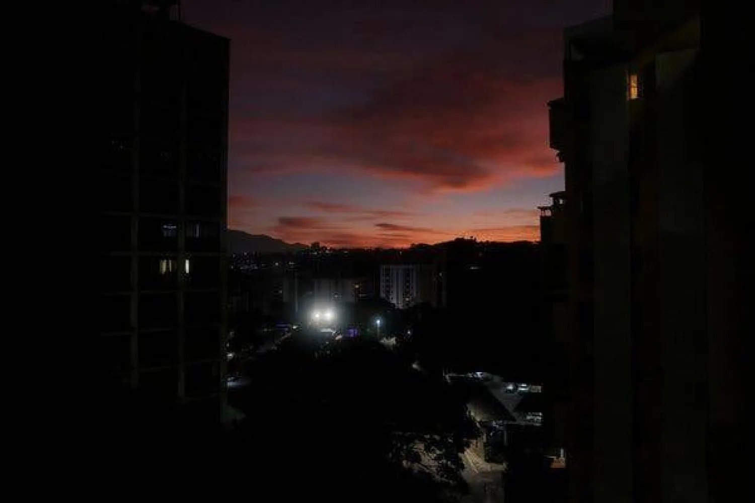 قطعت الولايات المتحدة التيار الكهربائي في كاراكاس عاصمة فنزويلا لمساعدة القوات العسكرية على القبض على الرئيس السابق نيكولاس مادورو (نيويورك تايمز)