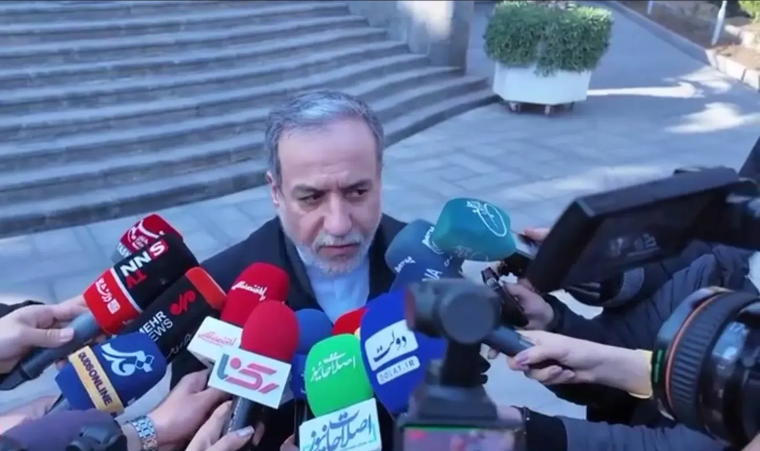 İran Dışişleri Bakanı Abbas Arakçi'nin resmi Telegram hesabından paylaşılan videodan alınan ekran görüntüsünde, kabine toplantısı sonrası gazetecilere açıklama yaparken görülüyor.