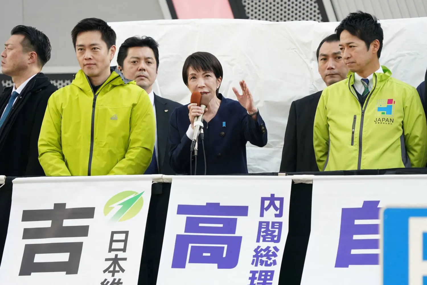 رئيسة الوزراء اليابانية ساناي تاكايتشي خلال حملة للانتخابات بالعاصمة طوكيو (أ.ف.ب)