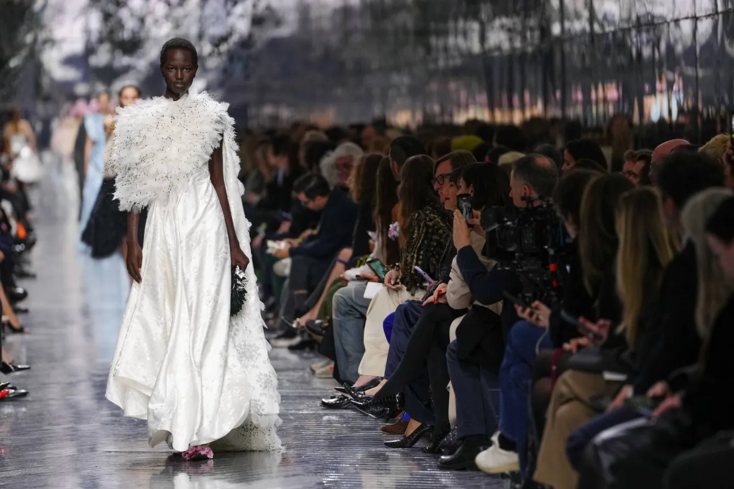 المشهد هذا العام يعطي الانطباع بأن عروض الأزياء ثانوية مقارنة بوجود النجوم (أ.ب)